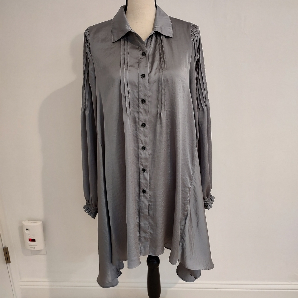 Que Cardigan Tunic Top Button Down High-Low Silver Slinky Shiny Gray Siz…